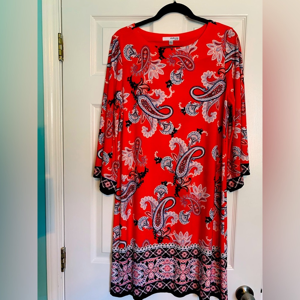 Coral shift print dress with bell sleeves size L Studio One New York